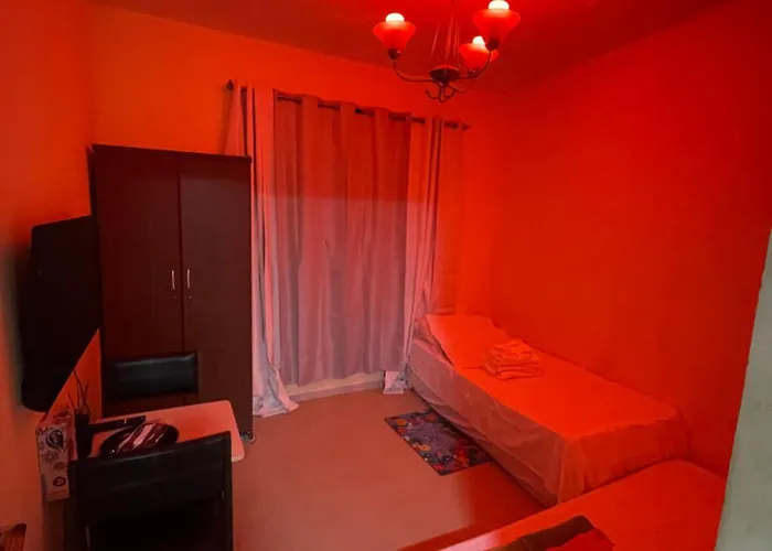 One Cozy Room Available Metro Train Walkable
